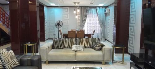 ein Wohnzimmer mit einer Couch mit Kisten drauf in der Unterkunft Tourista Travel and Tours 