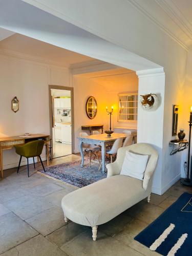 un salon avec un canapé et une table dans l'établissement Grand appartement au centre de l'Ecusson, à Montpellier