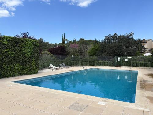 - une piscine avec deux chaises dans la cour dans l'établissement Charming 3-Bed Villa in Mougins near Cannes, à Mougins