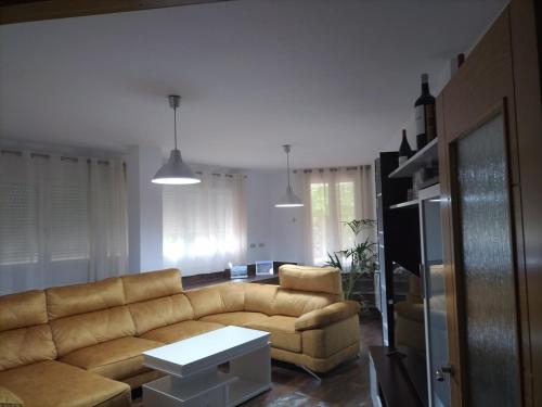 een woonkamer met een bank en een tafel bij CASA vila in Riópar
