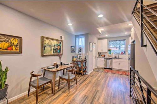 費城的住宿－Modern South Philly Townhome，一间带桌椅的客厅和一间厨房