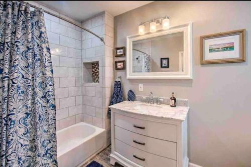 費城的住宿－Modern South Philly Townhome，一间带水槽、浴缸和淋浴的浴室