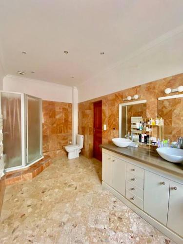 La grande salle de bains est pourvue de 2 lavabos et de toilettes. dans l'établissement Superbe Maison à Saint-Ouen, à Saint-Ouen