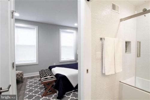 łazienka z łóżkiem i prysznicem w obiekcie Philadelphia Deluxe Private Home w Filadelfii