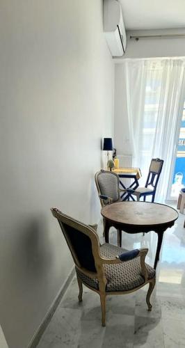 une salle à manger avec une table et des chaises dans l'établissement Beaulieu Azur - Elegant 3/4 room flat, City center and close to the beaches, à Beaulieu-sur-Mer