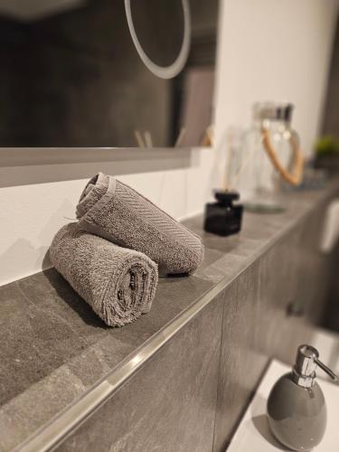 a towel sitting on a counter in a bathroom at Apartment Traumzeit - ebenerdige Wohnung in Gifhorn - Kästorf in Kästorf