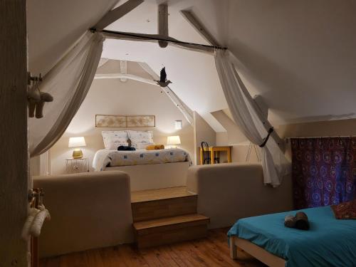 1 Schlafzimmer mit 2 Betten im Dachgeschoss in der Unterkunft Gite de la rampotiere in Quettreville-sur-Sienne