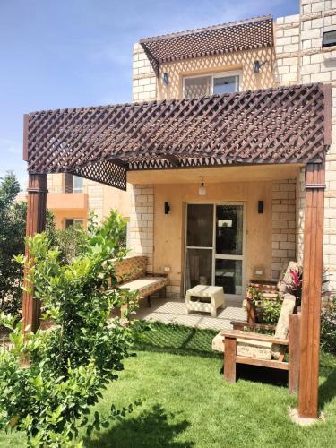 a backyard with a pergola in front of a house at فيلا مريم in Cairo
