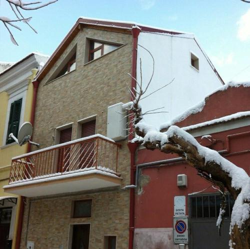 un edificio cubierto de nieve con balcón. en Le Colonne, en Foggia