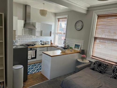 een keuken met een wastafel en een aanrecht bij 1 bedroom spacious apartment in Lytham St Annes