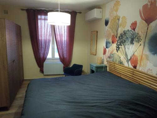 une chambre avec un grand lit et une fenêtre dans l'établissement Maison de village Sarrians, à Sarrians