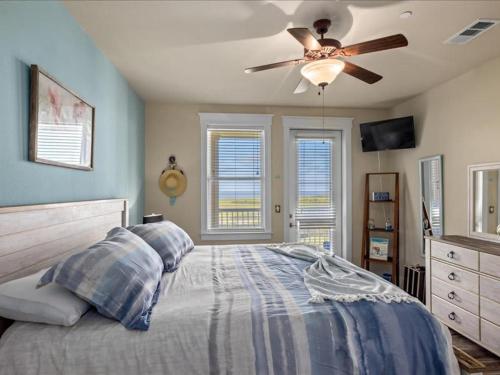 1 dormitorio con 1 cama y ventilador de techo en The Perfect Bay-Front Destination, en Galveston