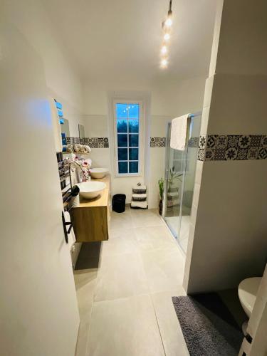 une salle de bain avec un lavabo et des toilettes et une fenêtre dans l'établissement No 14 , 15 meters plein centre Mirepoix apartment Très Calme Netflix ,Terrace Sleeps 4 70 m2, à Mirepoix