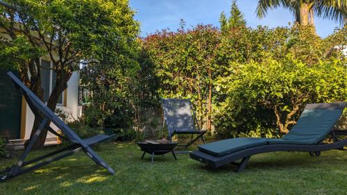 two chairs and a fire pit in a yard at Casa da Tia Luísa in Furnas