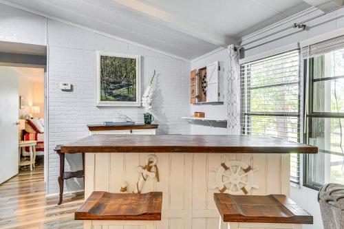 - une cuisine avec une grande île dans une chambre dans l'établissement Lake Marion Home Kayaks, Dock, Waterfront Fun!, à Summerton