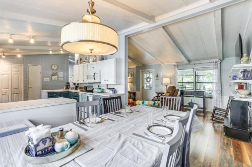 une cuisine et une salle à manger avec une table et des chaises dans l'établissement Lake Marion Home Kayaks, Dock, Waterfront Fun!, à Summerton