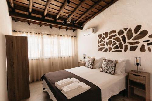 een slaapkamer met een groot bed in een kamer bij Casa do Sossego Monsaraz in Reguengos de Monsaraz