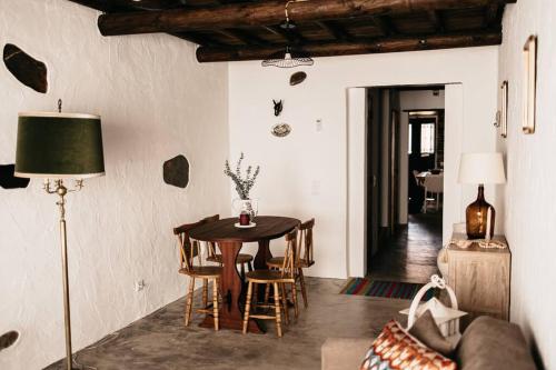 a living room with a table and a couch at Casa do Sossego Monsaraz in Monsaraz