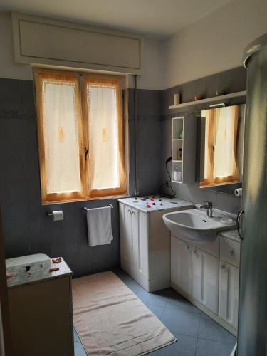 La petite salle de bains est pourvue d'un lavabo et d'un miroir. dans l'établissement Amore di lago, à Tavernola Bergamasca