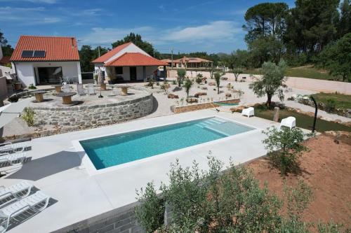 an overhead view of a swimming pool with chairs and a house at Casas da Ladeia - Villa 2 in Alvorge