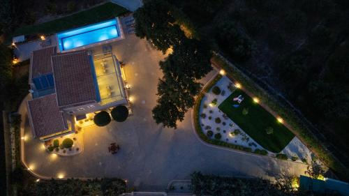 una vista aérea de un edificio con luces encendidas en Four Seasons private villa - seaview - big heated pool - gym - sport activities en Gouves