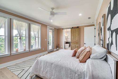 Ένα ή περισσότερα κρεβάτια σε δωμάτιο στο Coastal Gulf Shores Abode with Private Beach Access!