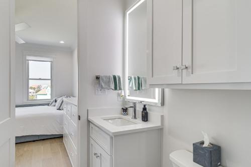 Ένα ή περισσότερα κρεβάτια σε δωμάτιο στο Coastal Gulf Shores Abode with Private Beach Access!