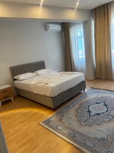 1 dormitorio con cama y alfombra en SiLVER, en Pamukkale