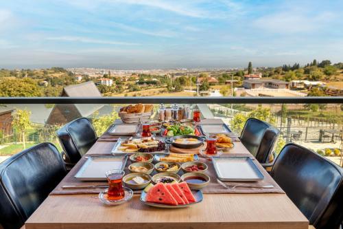 una mesa con comida en la parte superior de un balcón en Aronia Bungalow, en Elmalık