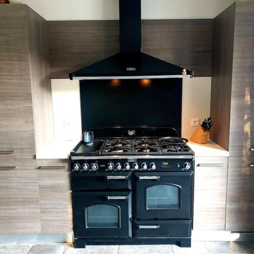 La cuisine est équipée d'un four avec plaques de cuisson noires. dans l'établissement Magnifique villa au cœur des Cévennes, à Saint-Privat-de-Vallongue