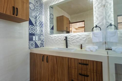 uma casa de banho com um lavatório e um espelho em Casa Nawalli Puerto Vallarta Boutique Hotel - Adults Only em Puerto Vallarta