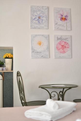 una mesa y sillas con flores en la pared en Il Girasole, en Iglesias