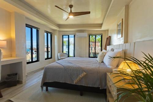 巴亞爾塔港的住宿－Casa Nawalli Puerto Vallarta Boutique Hotel - Adults Only，一间卧室配有一张床和吊扇