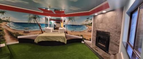 ein Schlafzimmer mit einem Wandbild des Ozeans und einem Kamin in der Unterkunft Inn of the Dove - Romantic Luxury Suites with Jacuzzi & Fireplace at Harrisburg-Hershey-Philadelphia, PA in Harrisburg