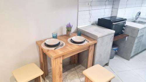 une petite cuisine avec une table en bois et un évier dans l'établissement JOHNNY APARTMENt, à Kavala