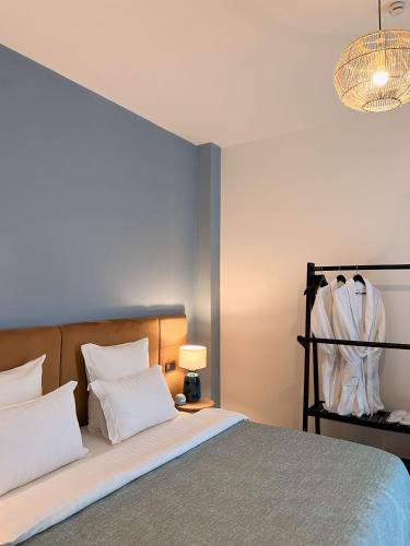 a bedroom with a bed and a lamp on a table at Pink House in Tsinandali
