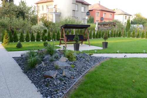 Un jardín fuera de Apartman Ostrava