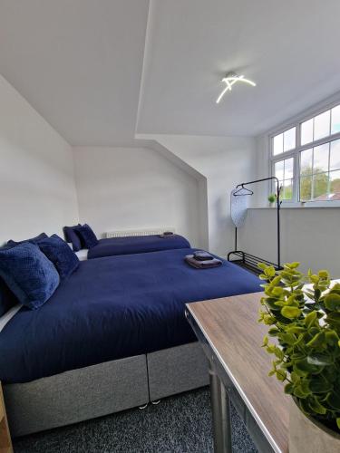 Stylish 4 Double Bedroom House, with Amazing Views of Hillside tesisinde bir odada yatak veya yataklar