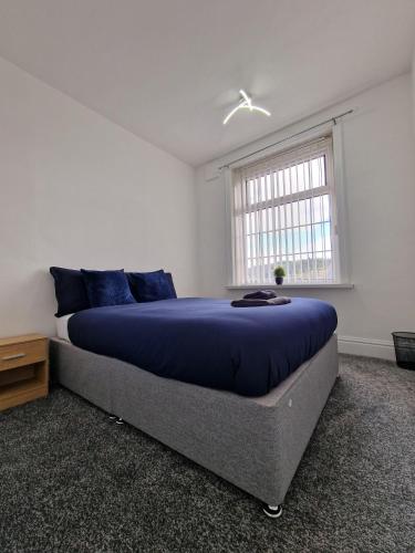 Stylish 4 Double Bedroom House, with Amazing Views of Hillside tesisinde bir odada yatak veya yataklar