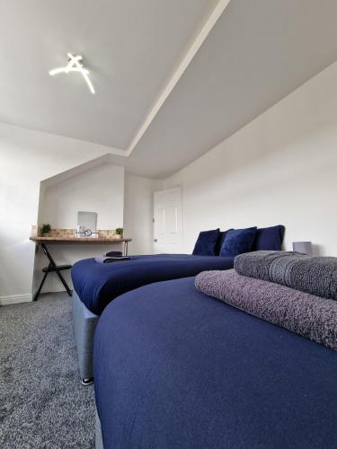 Stylish 4 Double Bedroom House, with Amazing Views of Hillside tesisinde bir oturma alanı