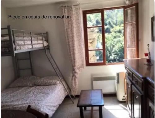 a bedroom with a bunk bed and a window at Maisonnette 3 couchages idéale randonnées et canyonning ! in Soccia