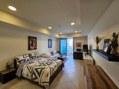 um quarto com uma cama e uma sala de estar em Local Super Host Experience , Stylish Private Rooms in a Shared apartment no Dubai