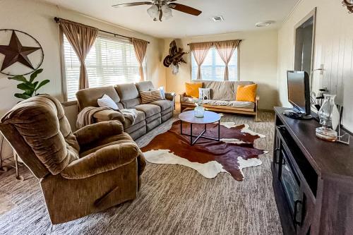 Χώρος καθιστικού στο Stay Awhile in Smithville
