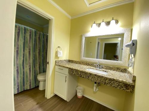 une salle de bain avec un lavabo et un miroir et des toilettes dans l'établissement Horizon Cottage #3, à Rockport