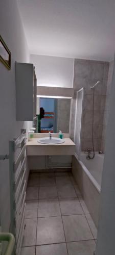 une salle de bain avec un lavabo, une douche et une baignoire dans l'établissement Appartement Moliets plage, avec piscine, à Moliets-et-Maa
