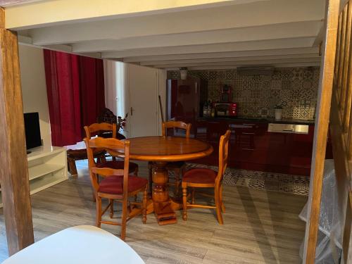 une salle à manger et une cuisine avec une table et des chaises dans l'établissement T2 devise appartement center ville, à Bordeaux