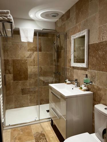 Ένα μπάνιο στο Hôtel-Restaurant-Chambre Insolite Spa - Le XII de Luynes