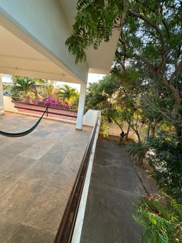 - une vue sur la terrasse couverte d'une maison dans l'établissement Bonita Casa de Campo en Celestino Gasca, à Celestino Gasca