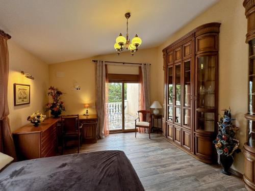 a large room with a bedroom with a bed and a desk at La AMISTAD Apartamento en Chalet con piscina compartida in Calpe
