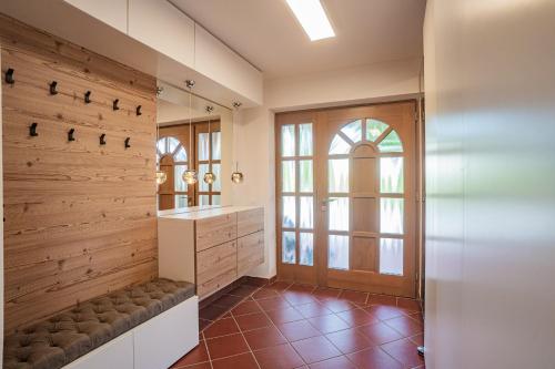łazienka z drewnianą ścianą z ławką i oknem w obiekcie Villa mit Pool und Garten w mieście Thalheim bei Wels